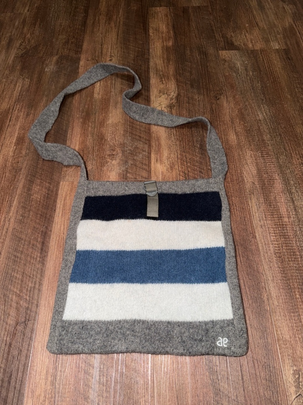 American Eagle Wool cross body purse